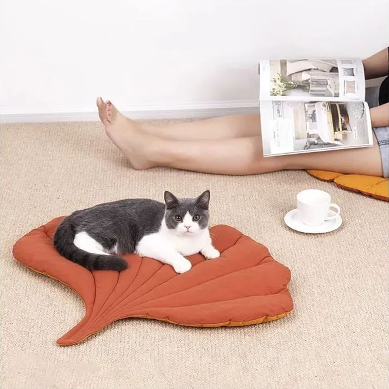 Outdoor Camping Dog Bed - Çift Taraflı Yumuşak Yaprak Desenli Evcil